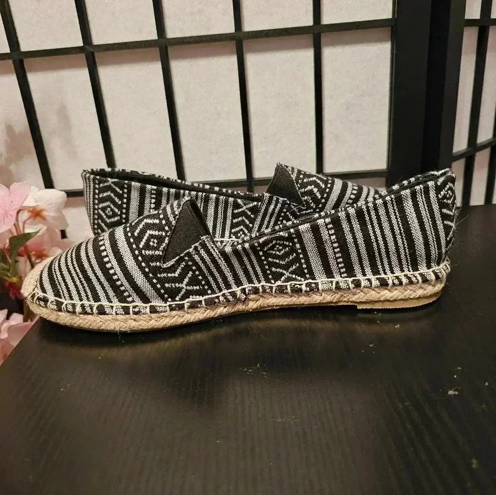 Minnetonka Woven Slip On Espadrille Flats Black White‎ Geometric Print Women 8M